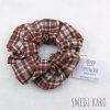 Scrunchie gumica za kosu, jesenska kolekcija, smeđa karirana