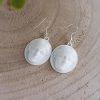 Bijele viseće naušnice s glavom Milske Venere