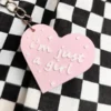Privjesak za ključeve s natpisom i'm just a girl u rozoj boji