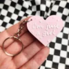 Privjesak za ključeve s natpisom i'm just a girl u rozoj boji