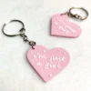 Privjesak za ključeve s natpisom i'm just a girl u rozoj boji